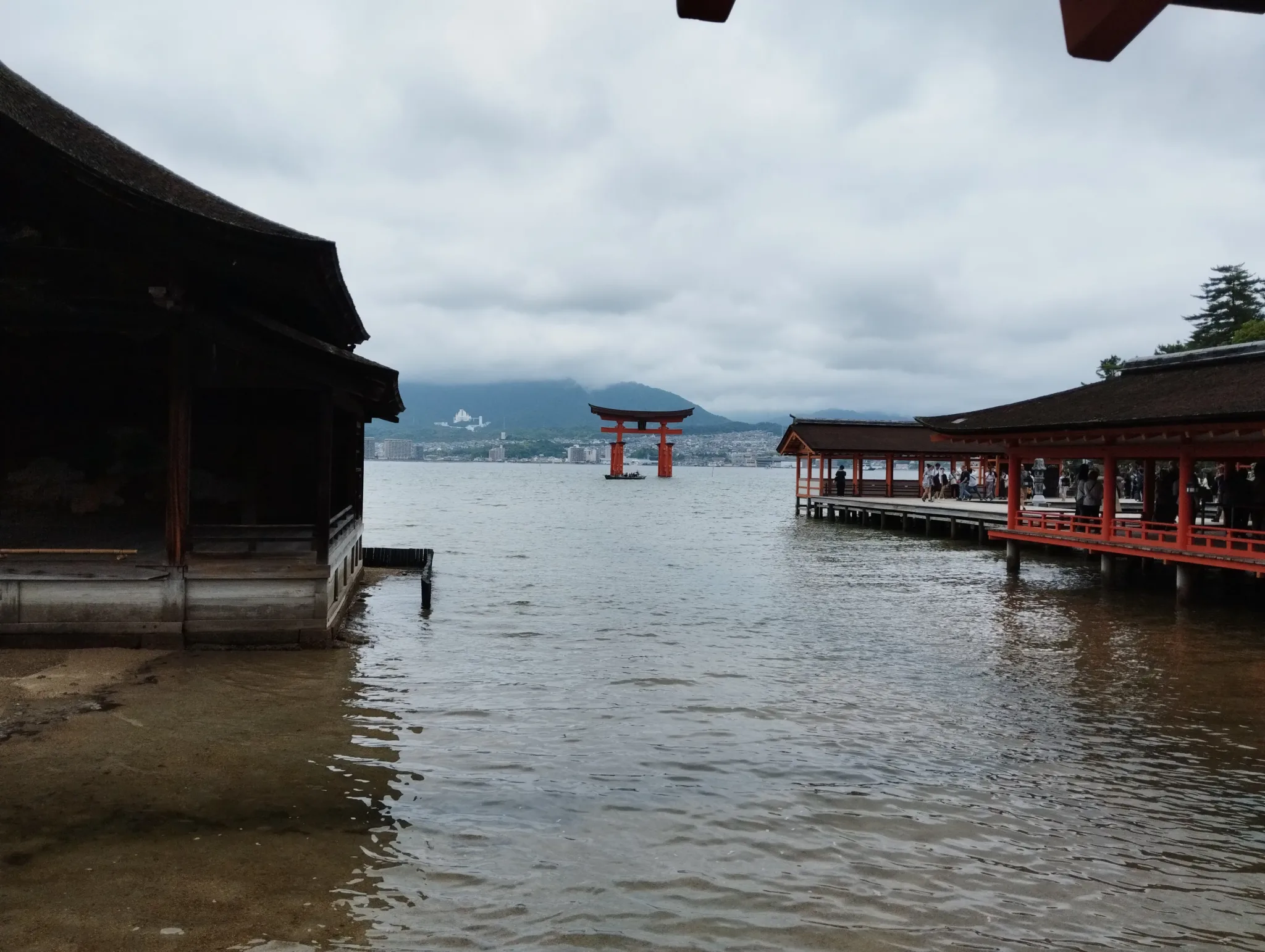 厳島神社の回廊から見た大鳥居