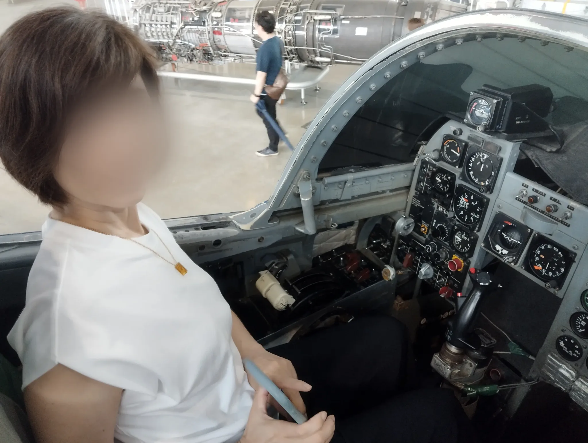 エアーパークの展示機コックピットに座った様子